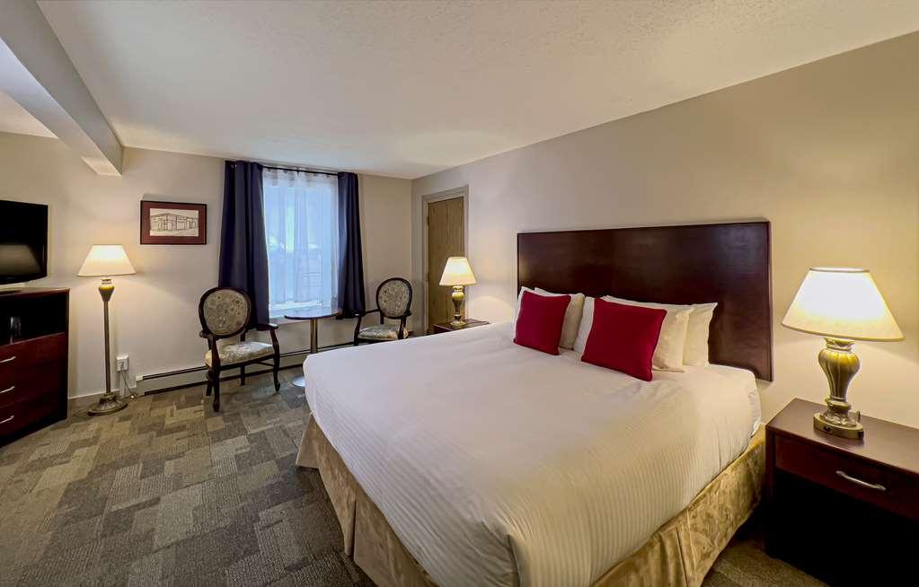 The Downtown, A Coast Hotel Dawson City Room photo