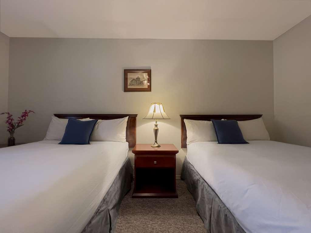 The Downtown, A Coast Hotel Dawson City Room photo