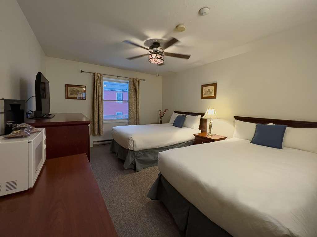 The Downtown, A Coast Hotel Dawson City Room photo