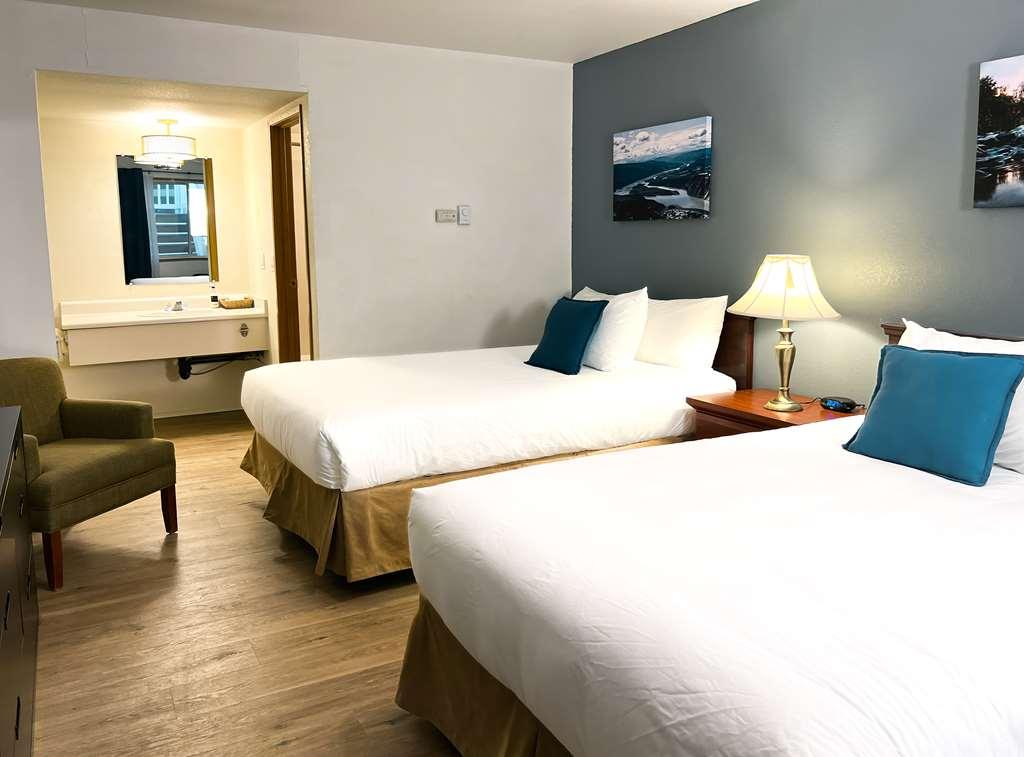 The Downtown, A Coast Hotel Dawson City Room photo