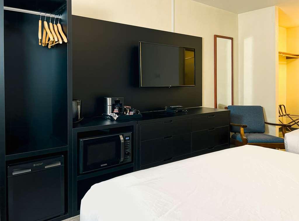 The Downtown, A Coast Hotel Dawson City Room photo