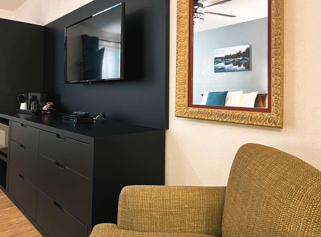 The Downtown, A Coast Hotel Dawson City Room photo