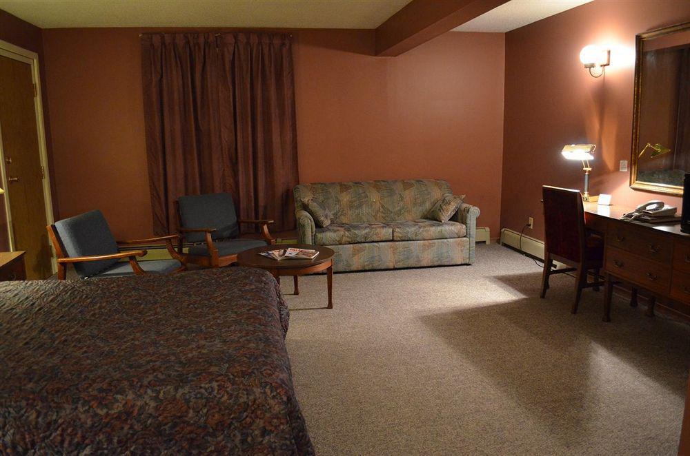The Downtown, A Coast Hotel Dawson City Room photo